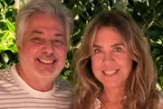 Roberto de Carvalho, viúvo de Rita Lee, posa sorridente ao lado da nova namorada, Lilibeth Monteiro