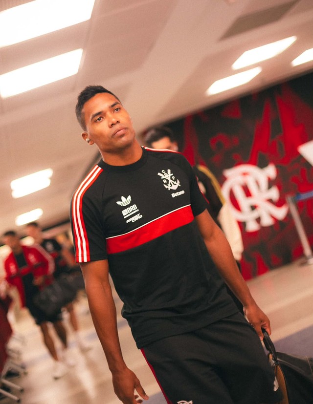Opção única na lateral esquerda do Flamengo, Alex Sandro precisará encontrar sequência após data Fifa