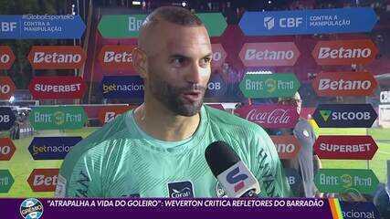 Goleiro Weverton pede atendimento antes do jogo contra o Vitória