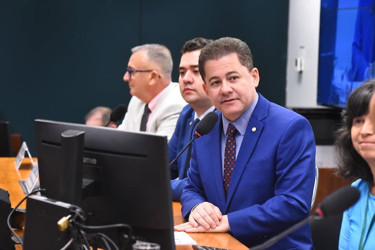PF mira R$ 510 mil apreendidos com mulher de Cezinha em investigação sobre tráfico de influência