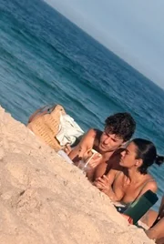 Fã fotografou Bruna Marquezine e Shawn Mendes na praia