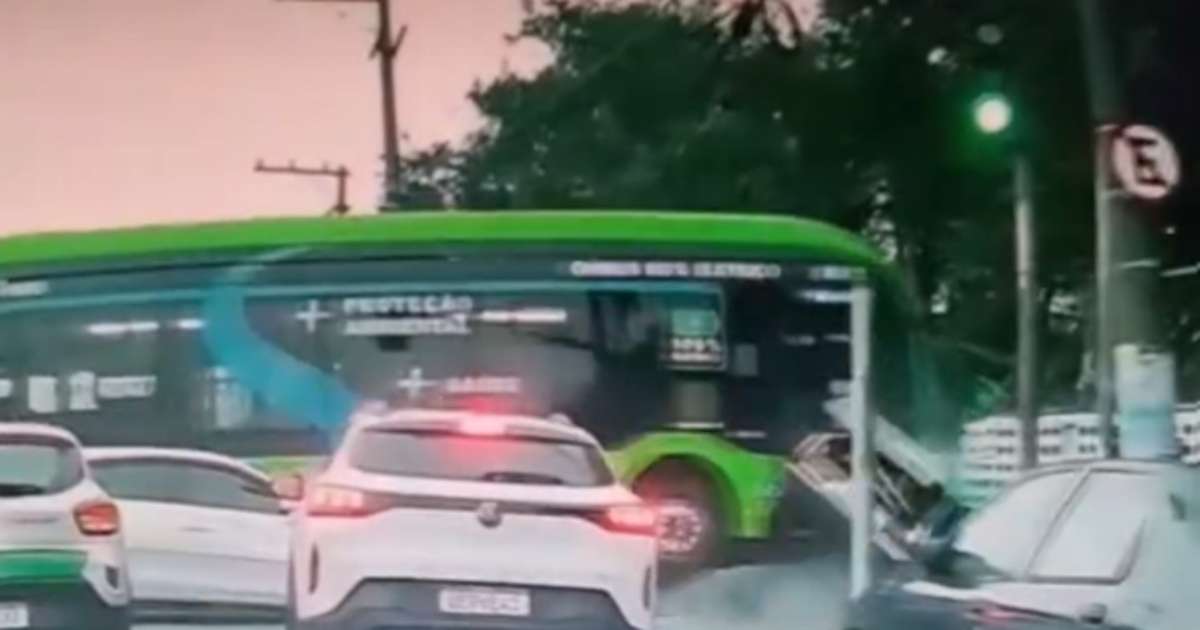 Ônibus atinge carros e bate em muro de escola no Jabaquara, em São Paulo
