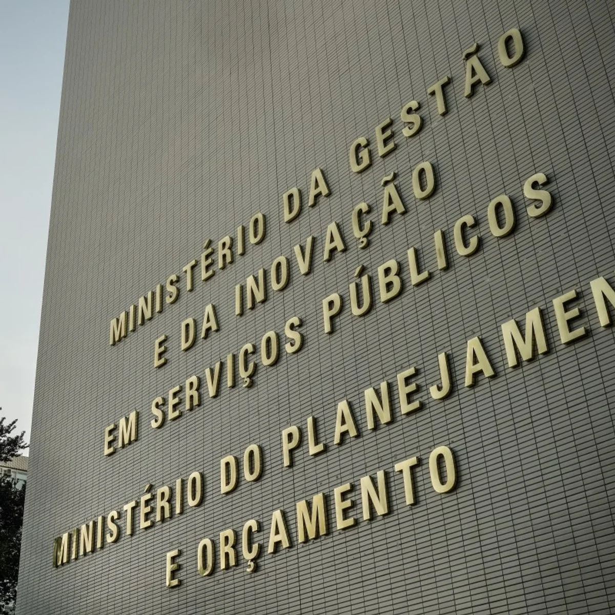Governo inclui Bolsa Família no Orçamento e prevê alta do rombo fiscal