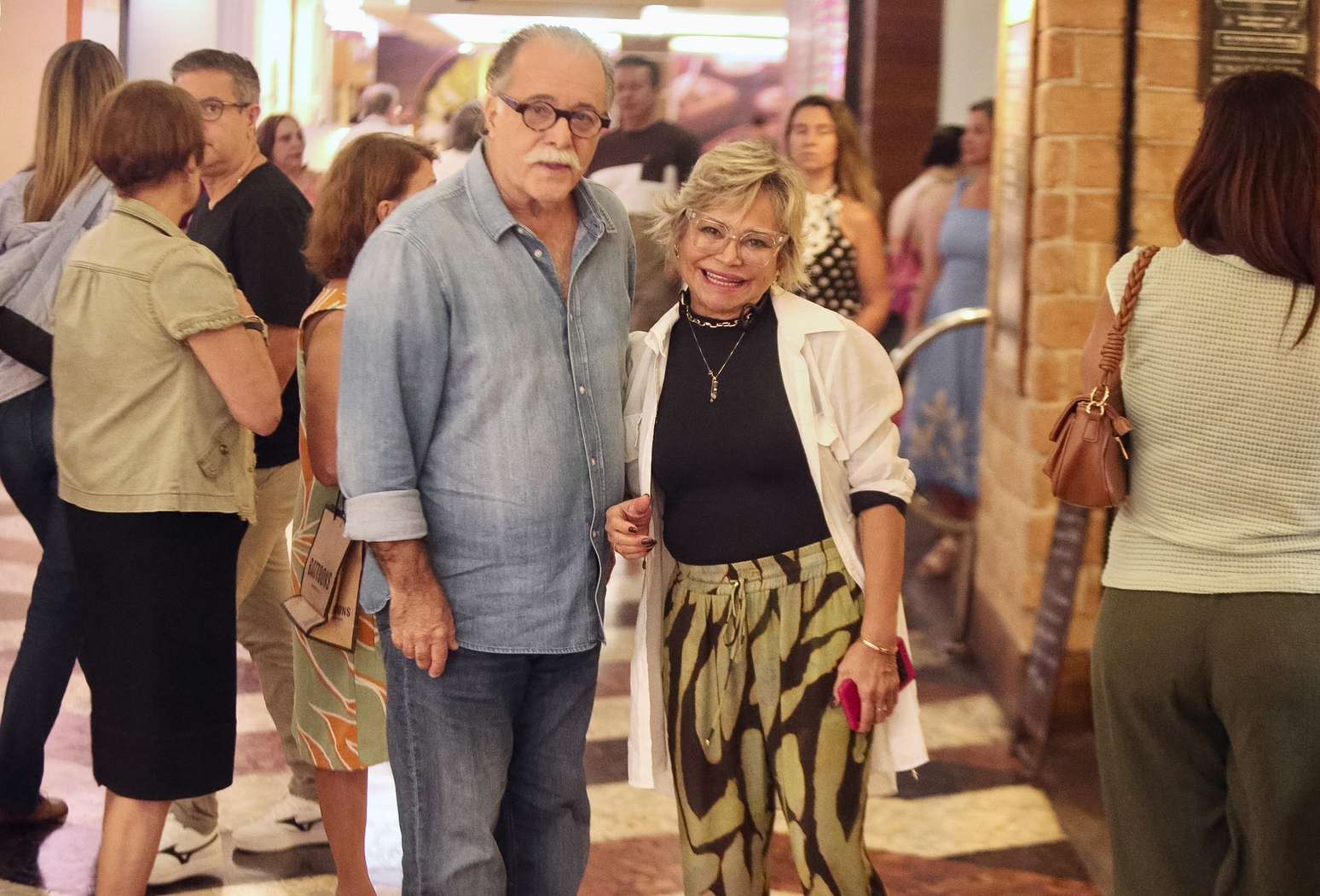 Tony Ramos e sua esposa, Lidiane Barbosa, no teatro Vanucci