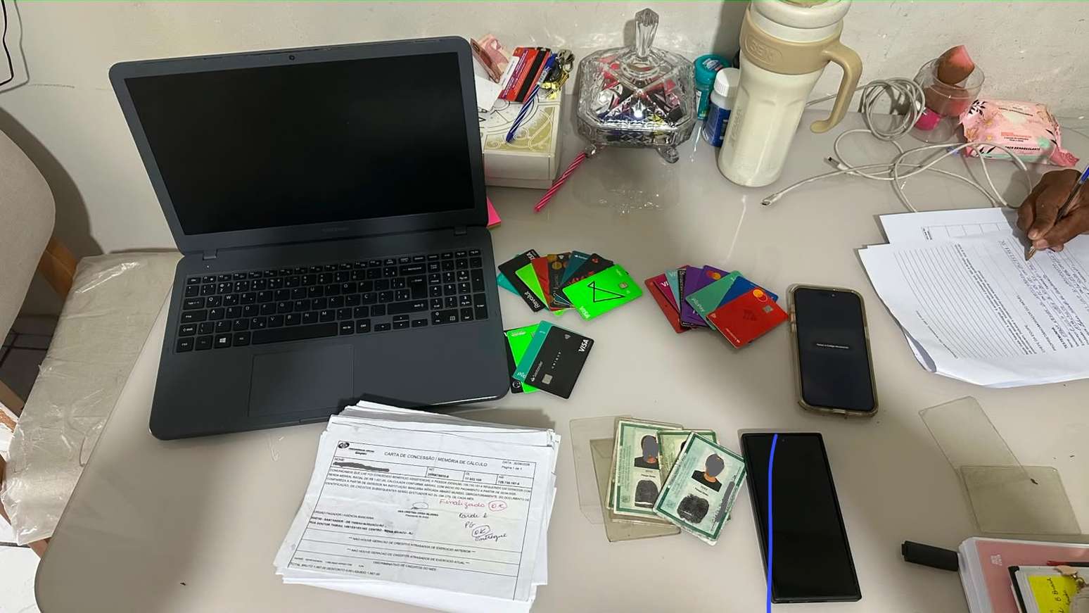 Autoridades apreenderam documentos falsos, celulares, cart&otilde;es e um notebook