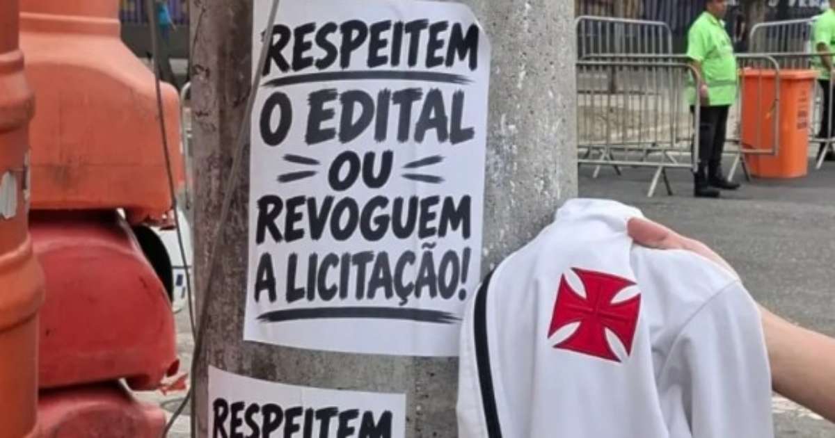 Torcedores do Vasco colam cartazes no Maracanã em protesto antes de jogo da NFL