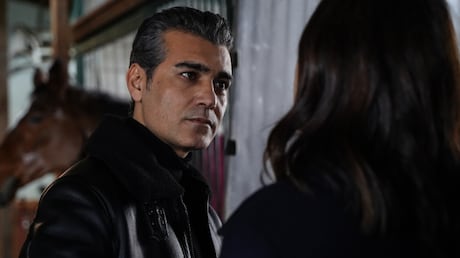 Volkan tem crise de ciúmes por Asya e provoca Turgay: ‘O que está fazendo na minha casa?’