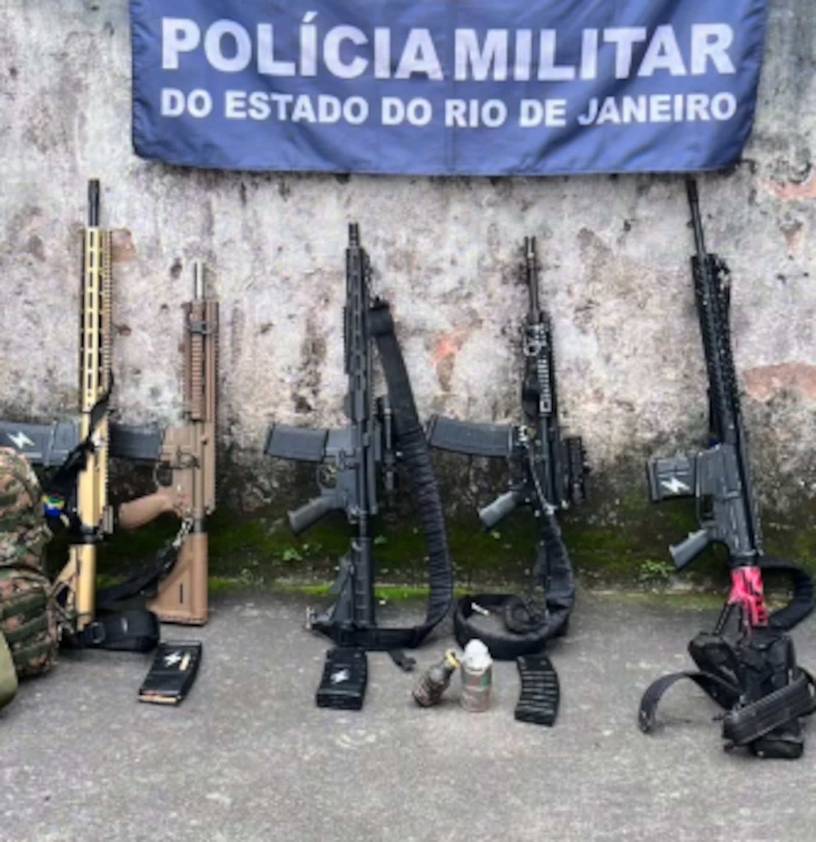 Agentes do 34º BPM apreenderam cinco fuzis e roupas camufladas Reprodução/Polícia Militar