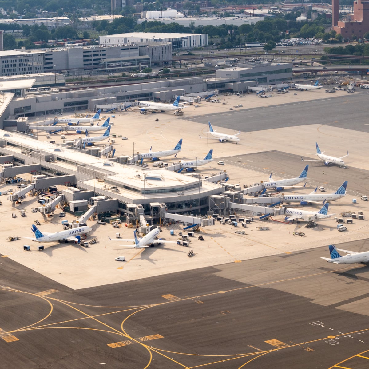 Voos suspensos em três aeroportos dos EUA enquanto órgão fiscalizador alerta sobre ameaça de hacking