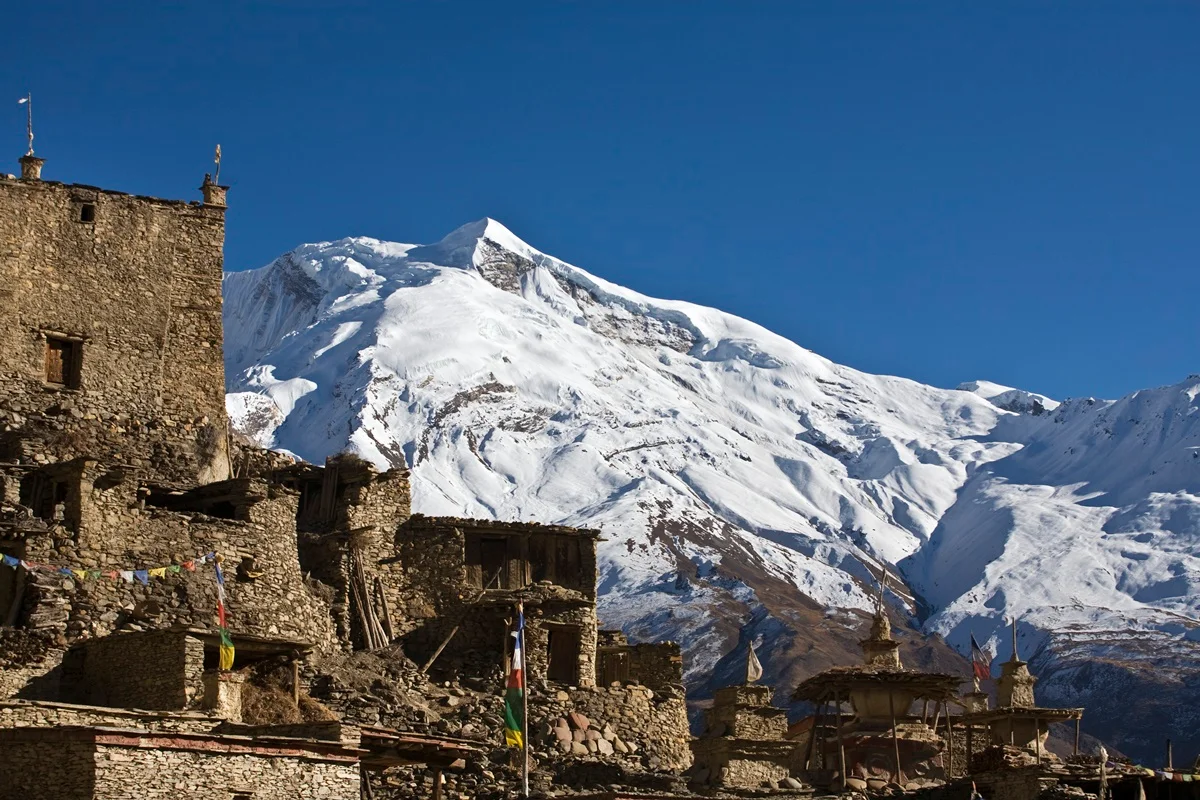 Imagem da matéria: Avalanche no Nepal deixa 10 alpinistas e guias desaparecidos