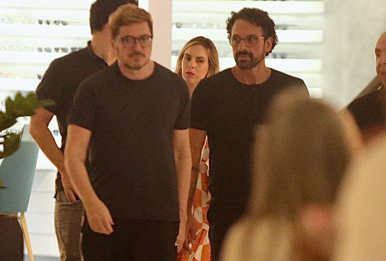 Atores da Globo são vistos juntos em shopping no Rio de Janeiro acompanhando peça de teatro
