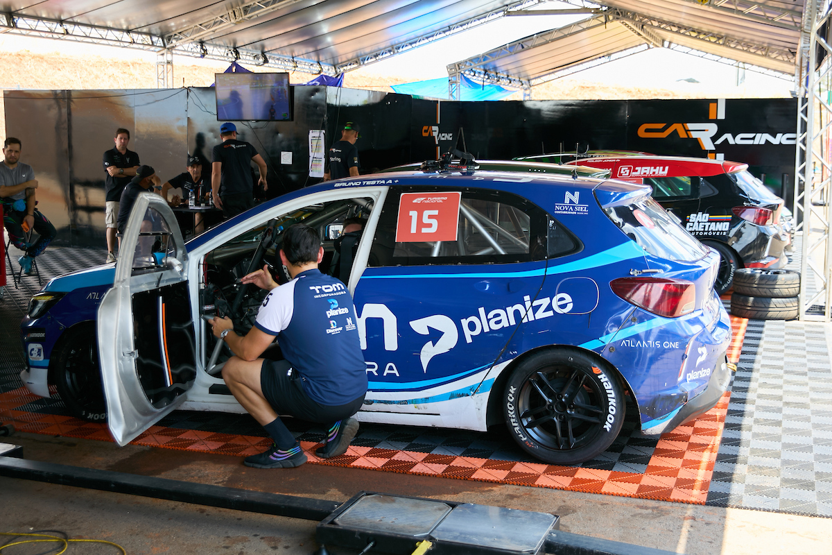 Animado, Camarote Metrópoles curte Stock Car, Fórmula 4 e Turismo Nacional