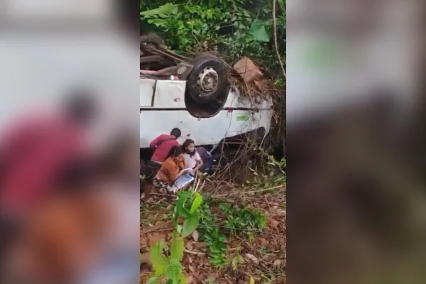Micro-ônibus cai em ribanceira na BR-174 e deixa 17 feridos no Amazonas