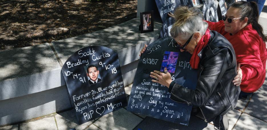 Ceremonia de madres y familiares en memoria de jóvenes que han muerto por sobredosis de opiáceos en Newark, New Jersey
