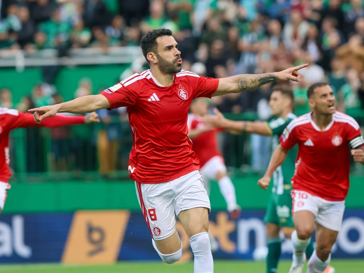 Internacional vence Chapecoense e encerra jejum de 10 jogos no Brasileiro