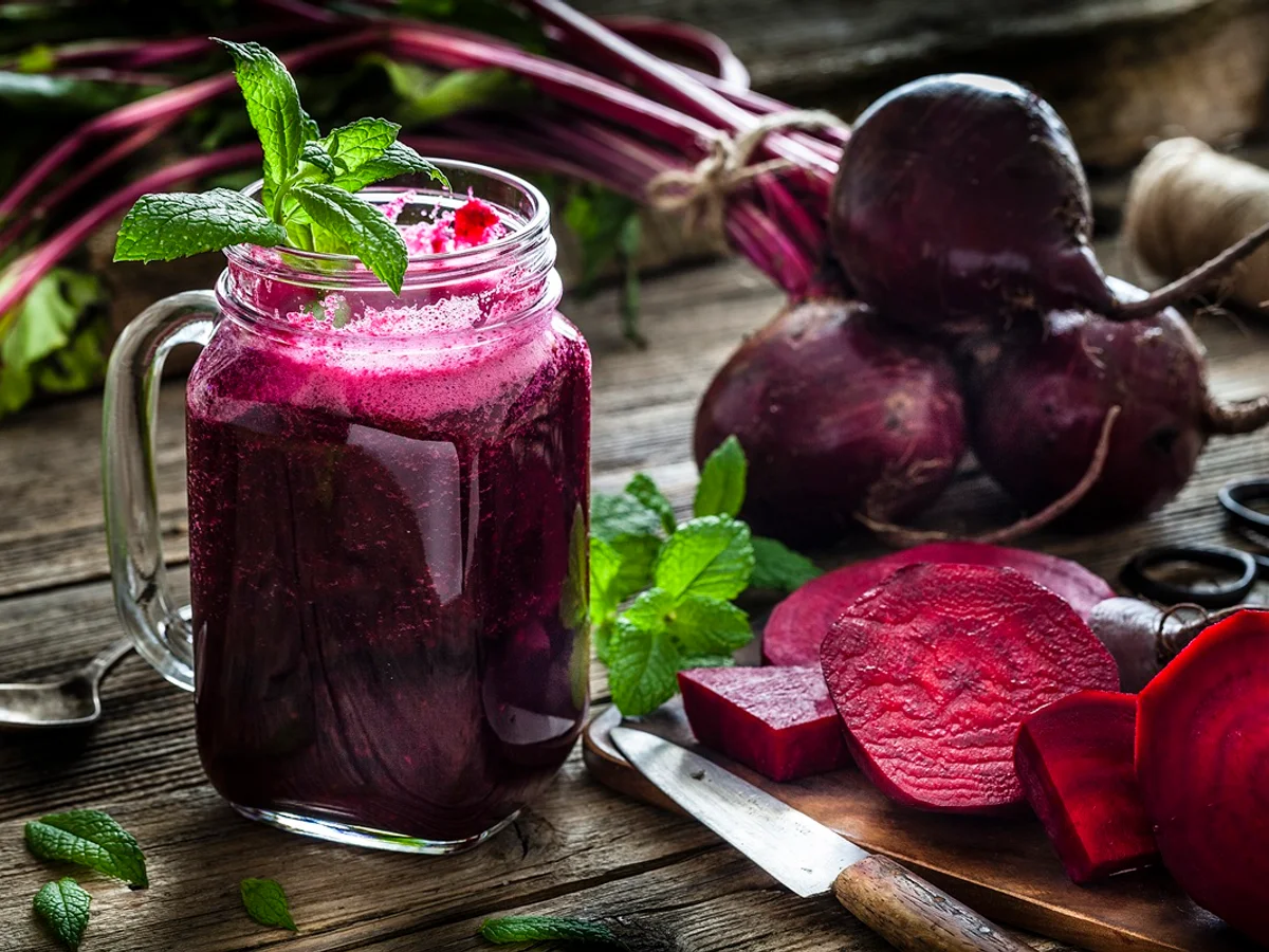 Suco de beterraba é barato e funciona tão bem quanto pré-treino tradicional