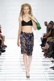 Sutiã é o novo top em uma moda que celebra a liberdade feminina