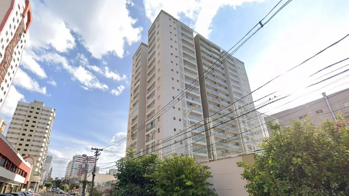 Médico escala 6 andares de prédio, discute com ex e atira no próprio corpo