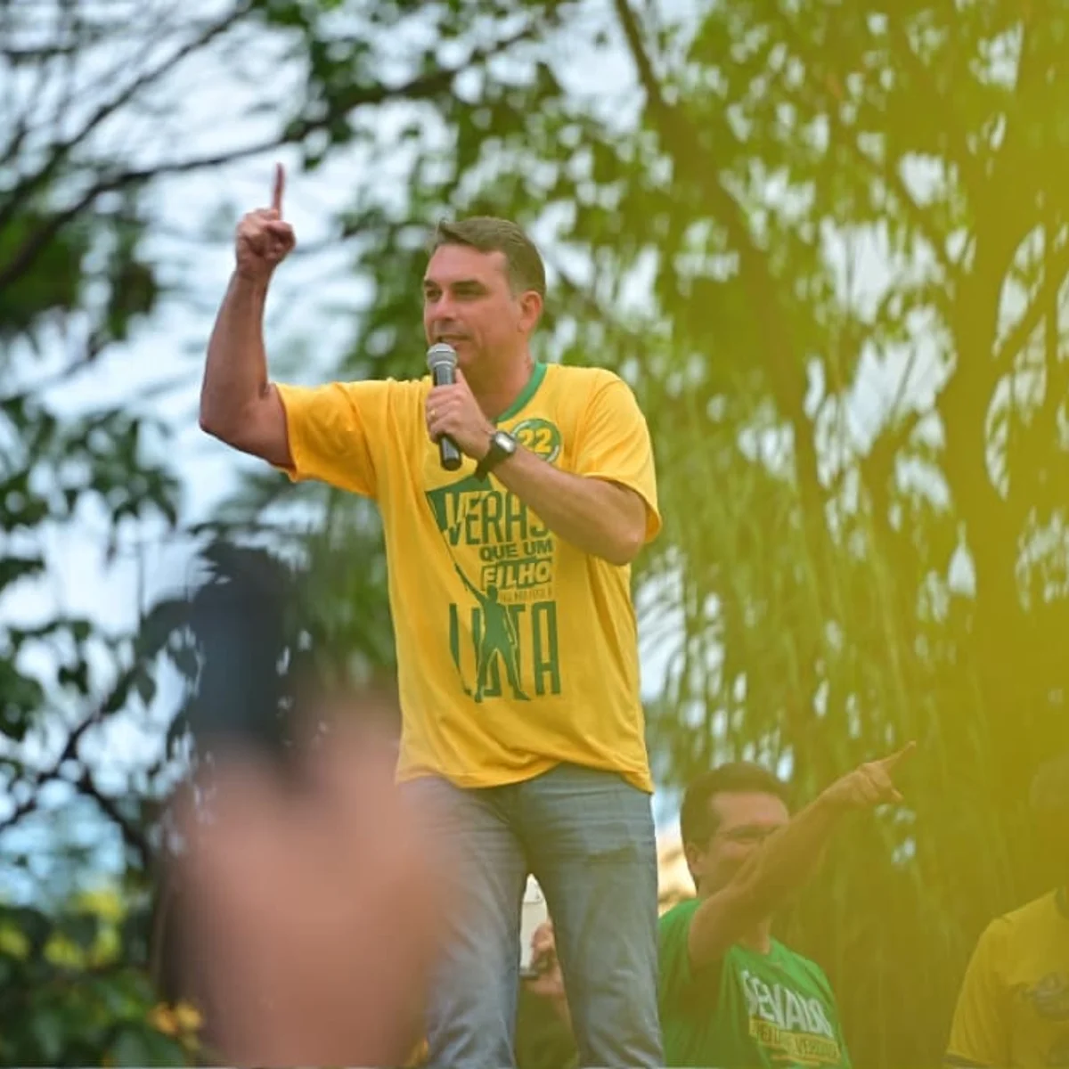 A santa que tira o sono de Flávio Bolsonaro