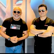 Rick e Renner posam com óculos escuros e camisetas pretas