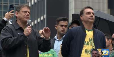 Tarc&iacute;sio de Freitas, governador de S&atilde;o Paulo, ao lado de Fl&aacute;vio Bolsonaro Foto: @silasmalafaia via Youtube/Reprodu&ccedil;&atilde;o / Estad&atilde;o