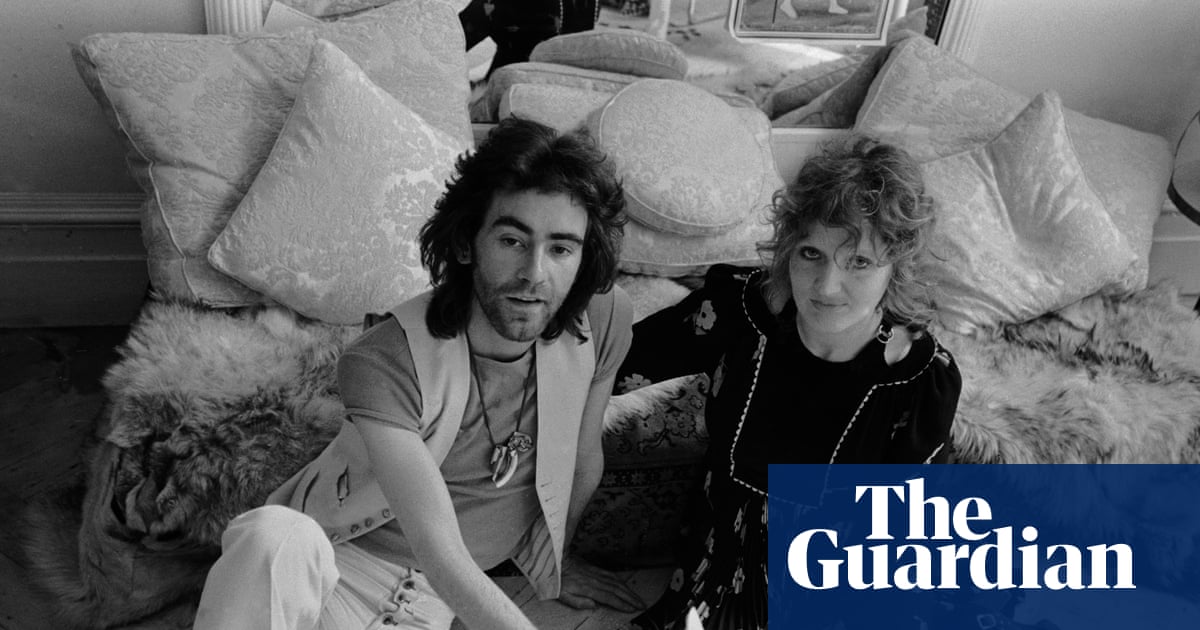 Sexo, drogas e tecidos florais: Celia Birtwell relembra seus tempos selvagens – e roupas ainda mais extravagantes – com Ossie Clark