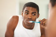 Dentista ensina o jeito certo de usar o fio dental e evitar o mau hálito