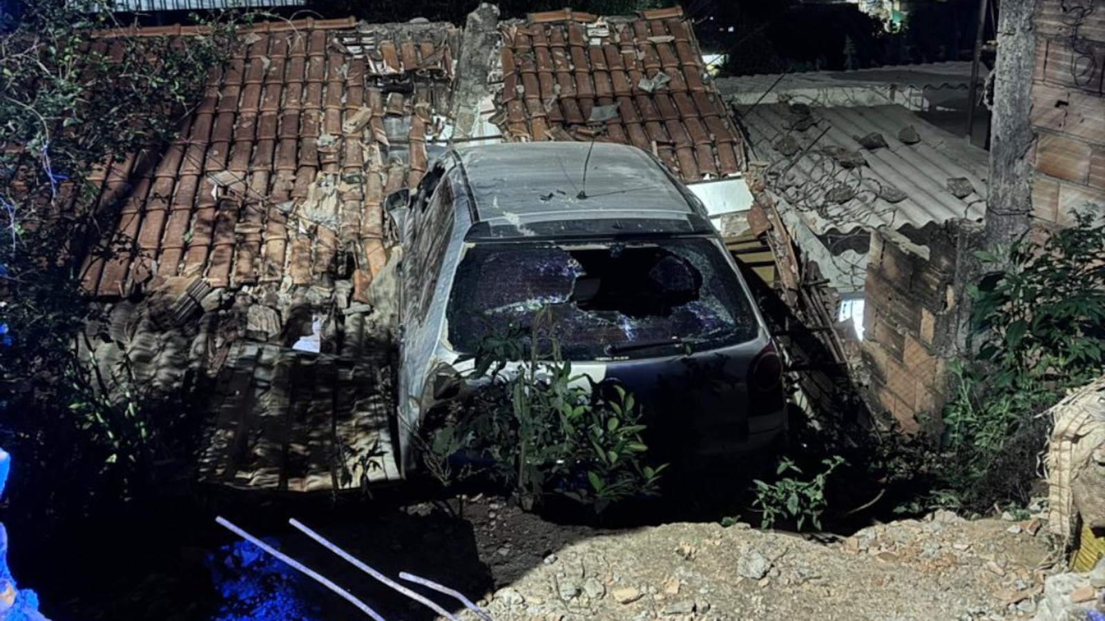 O veículo atravessou a proteção instalada na parte superior do imóvel e ficou sobre o telhado