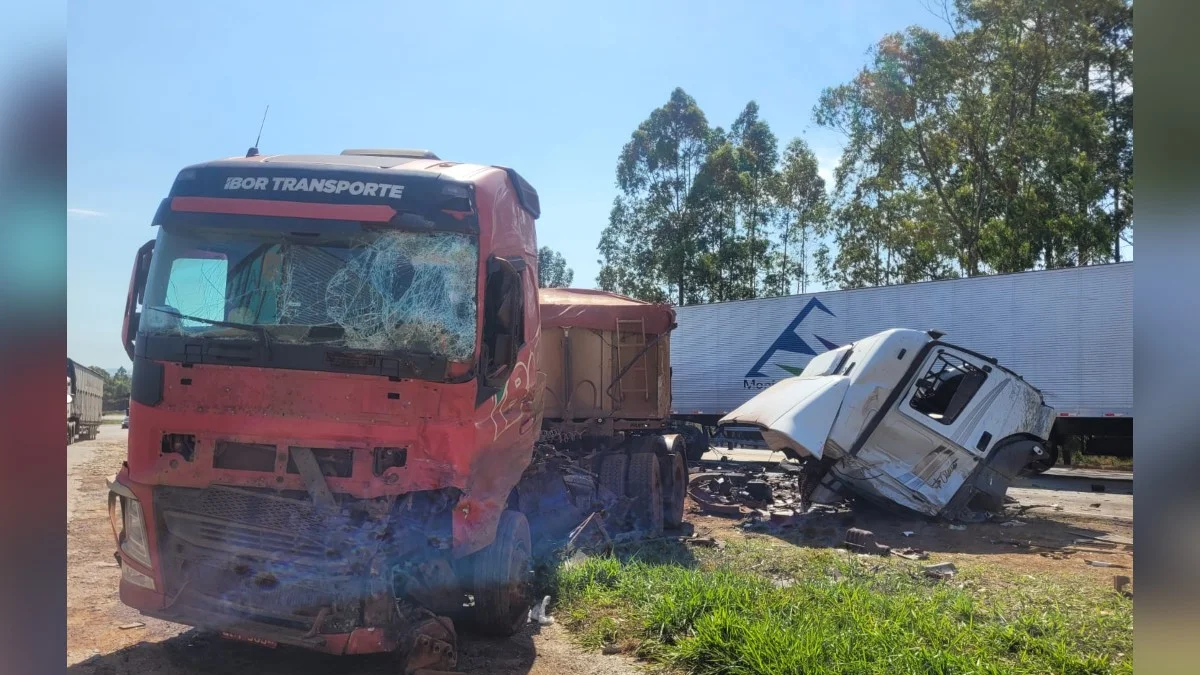 Acidente grave arranca cabine de carreta e deixa 2 feridos na BR-040, em MG
