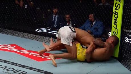 Imagens fortes: brasileiro perde consciência durante luta no UFC e é levado ao hospital