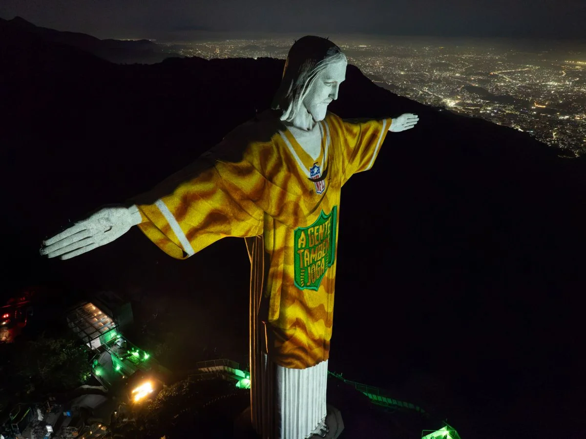 Cristo Redentor faz homenagem à partida da NFL no Rio de Janeiro