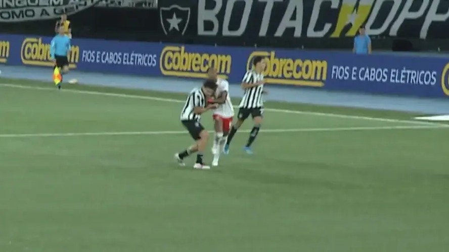 CBF reconhece erro na expulsão de Wallace Yan no empate em Botafogo x Bragantino pelo Brasileirão