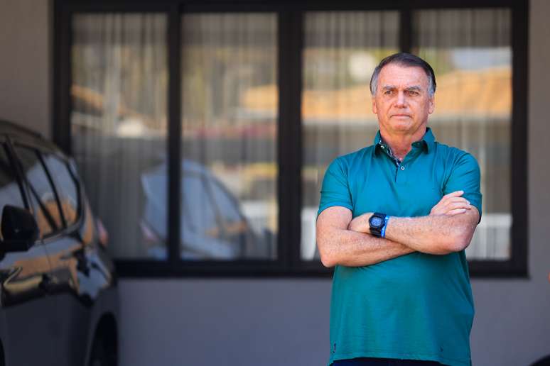 Bolsonaro desiste de suspender pena por trama golpista 2h após recorrer a Nunes Marques