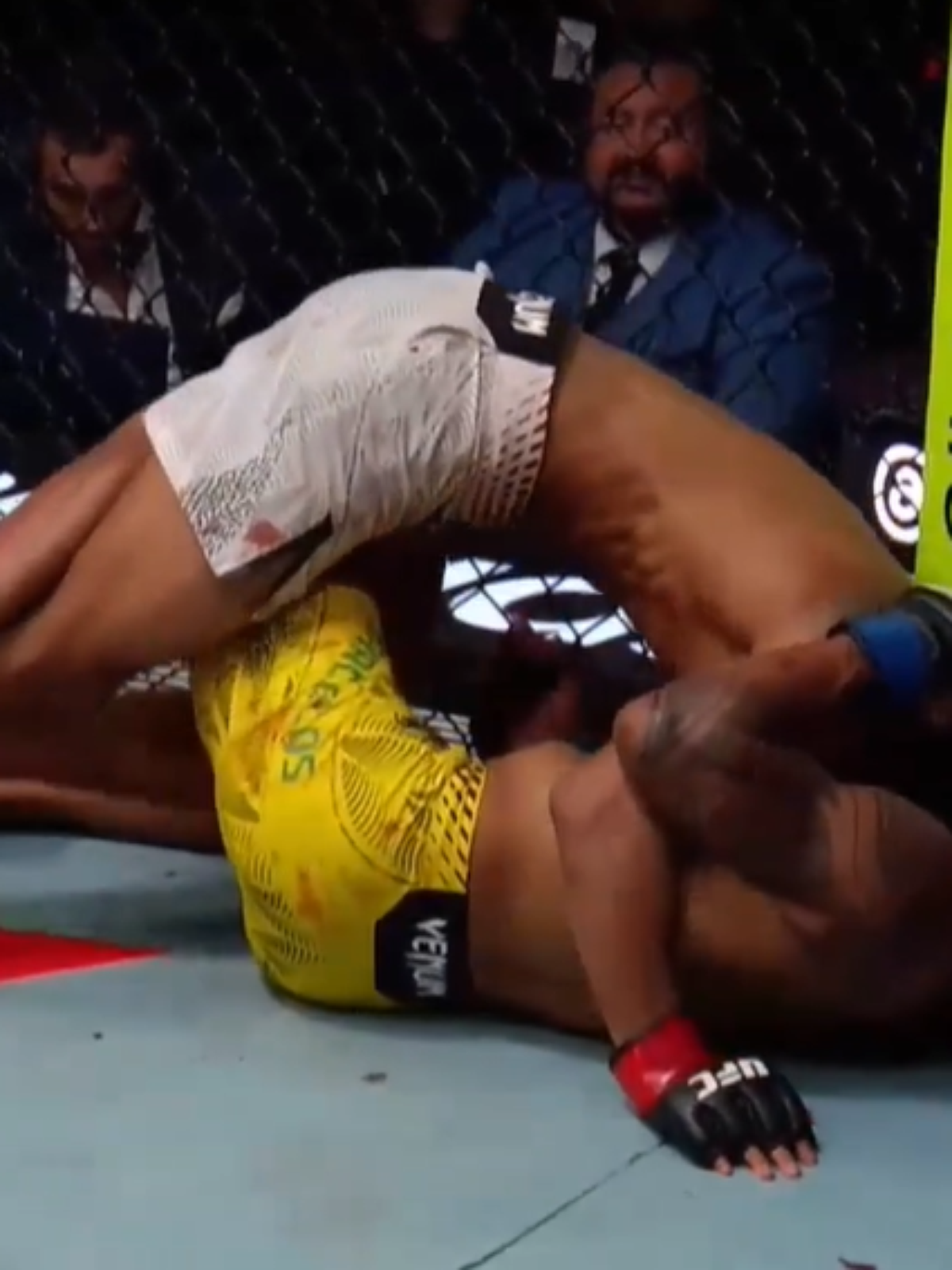 Lutador brasileiro cai desacordado em luta do UFC, sai de maca e fica internado em hospital nos EUA