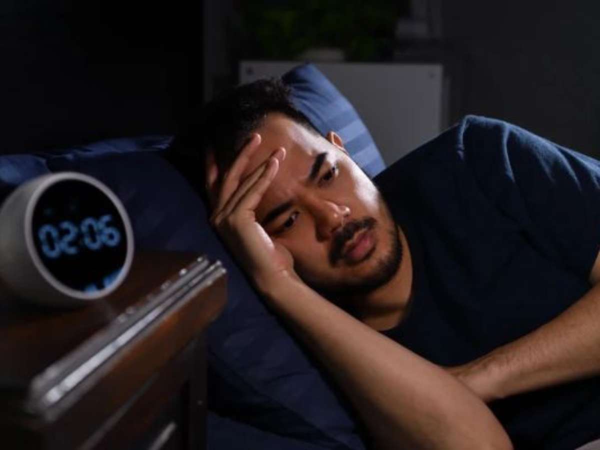 Por que você sente sono no sofá, mas perde o sono quando vai para a cama?