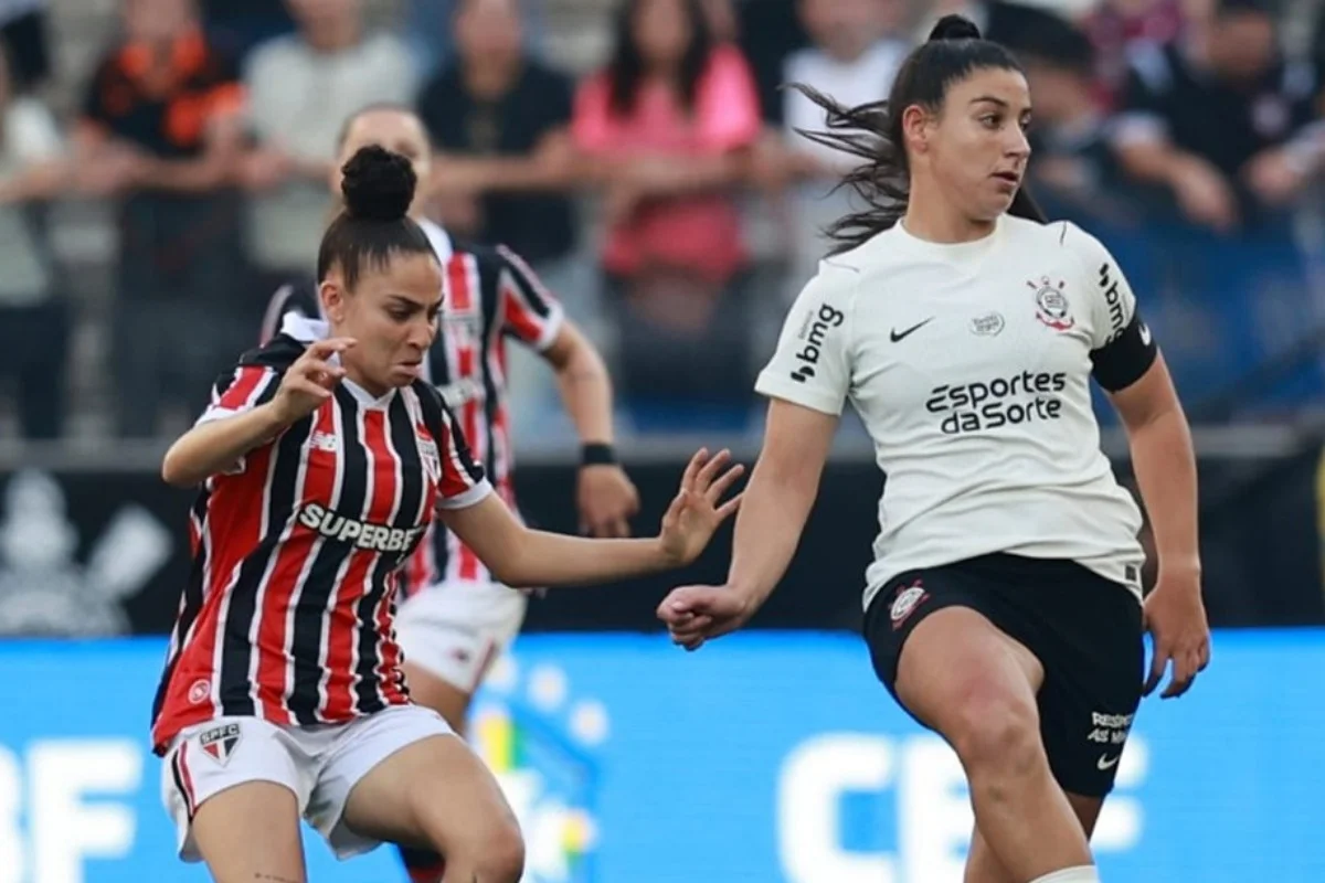 São Paulo vira e bate Corinthians na 1ª final do Brasileirão Feminino