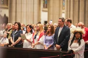 O candidato ao governo de São Paulo Fernando Haddad (PT) acompanha missa na Catedral da Sé neste domingo (27/9) acompanhado da esposa, Ana Estela, da vice-primeira-dama Lu Alckmin e da candidata ao senado Simone Tebet (PSB)