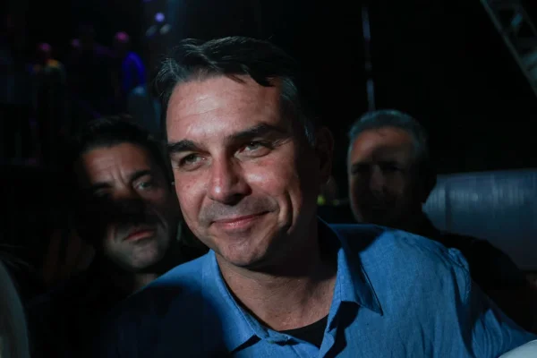 Flávio pede prisão de funcionário do Planalto por polêmica de Nossa Senhora