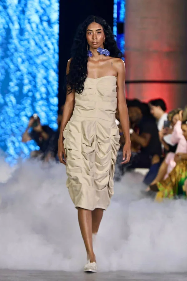 Mikaela Gomes, veterana do Metrópoles Catwalk, brilha no 3º dia de desfiles