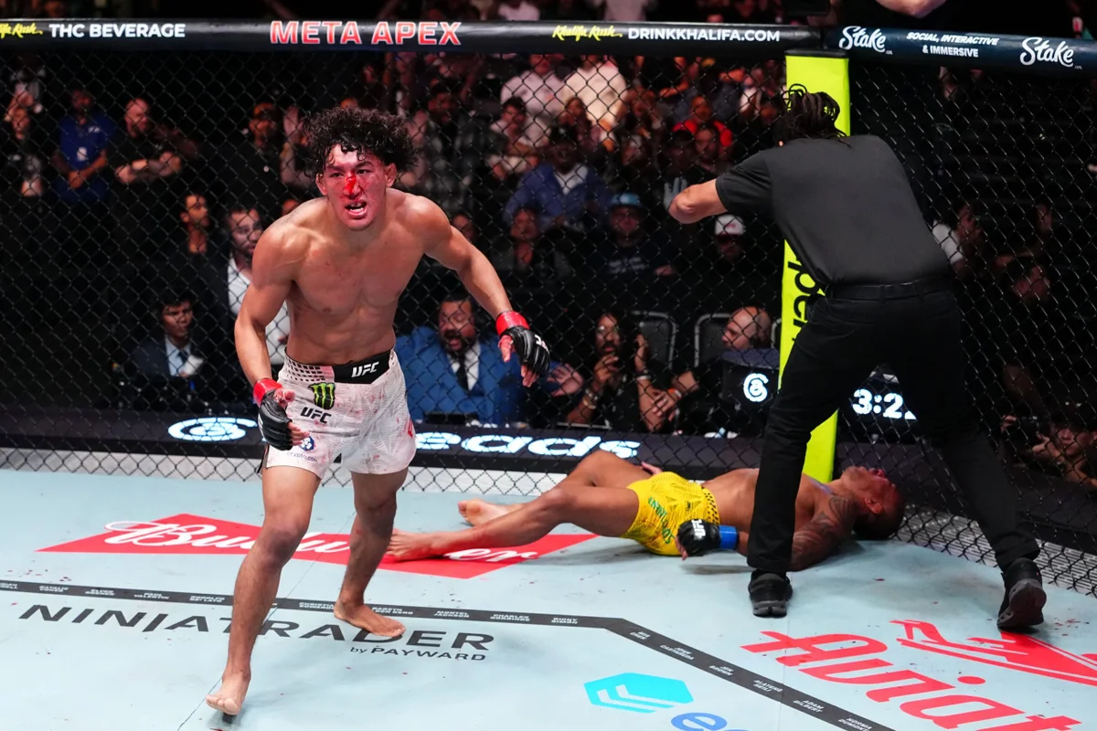 UFC: brasileiro é levado ao hospital após derrota dura em luta principal