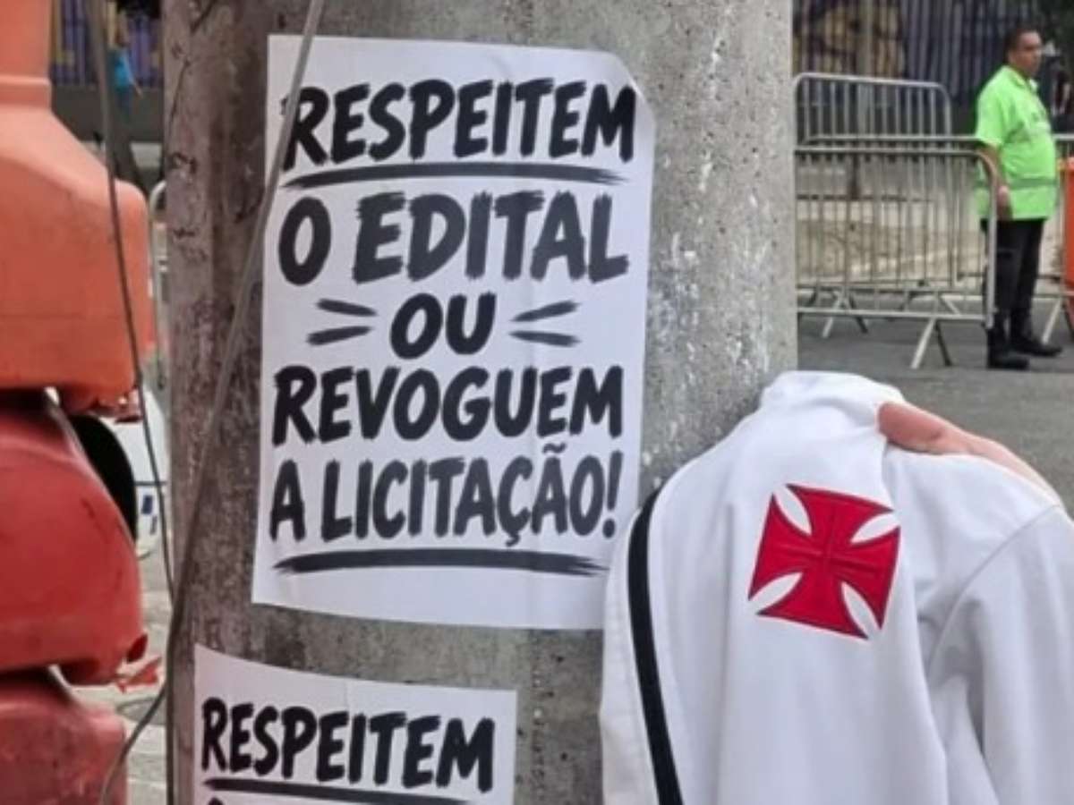 Torcedores do Vasco colam cartazes no Maracanã em protesto antes de jogo da NFL