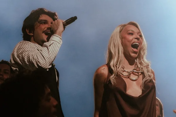 Deputado acusa Erika Hilton de showmício por participação em música do Jão