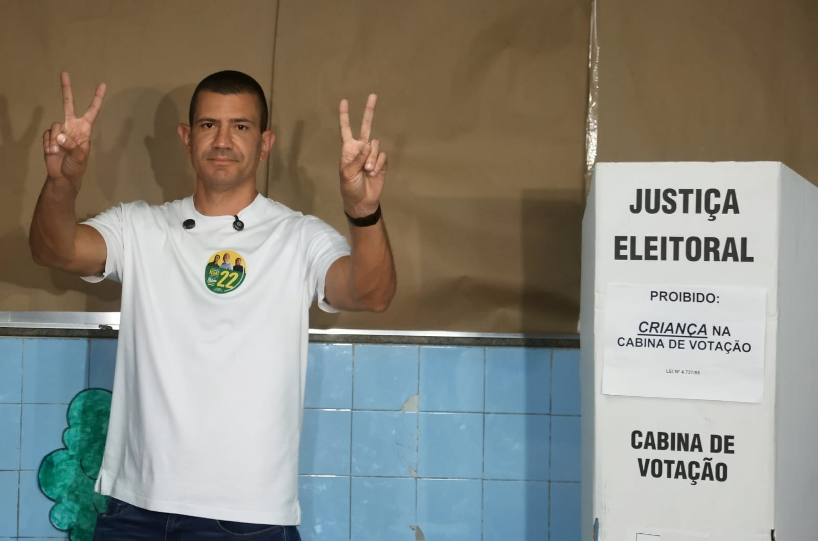 Candidato votou em São Gonçalo, na Região Metropolitana do Rio — Foto: Fabiano Rocha