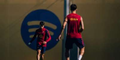 Foto: Divulga&ccedil;&atilde;o - Legenda: Jogadores do Barcelona durante treinamento da equipe / Jogada10