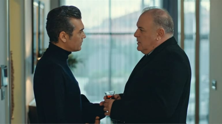 Hora da selfie! Derya, Derin e Volkan mostram parceria nos bastidores de Iludida