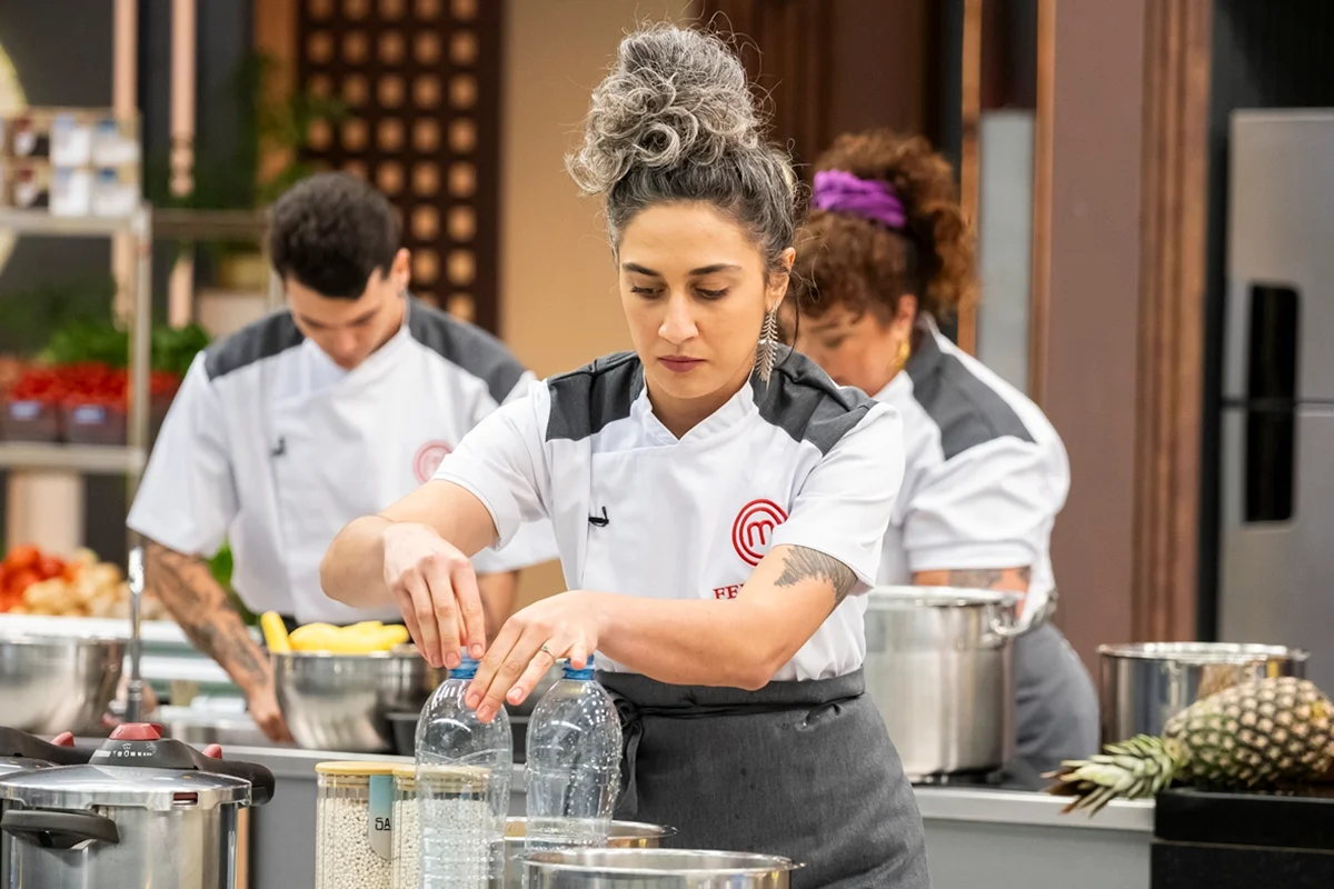 Imagem colorida mostra Fernanda Oliveira no MasterChef Profissionais de 2026 - Metrópoles