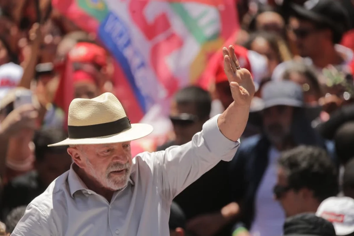 A 15 dias do 2º turno, campanha de Lula apara desavenças e muda estratégias