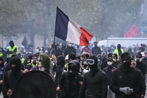 Macron alfineta Trump por explorar protestos na França em campanha nos EUA
