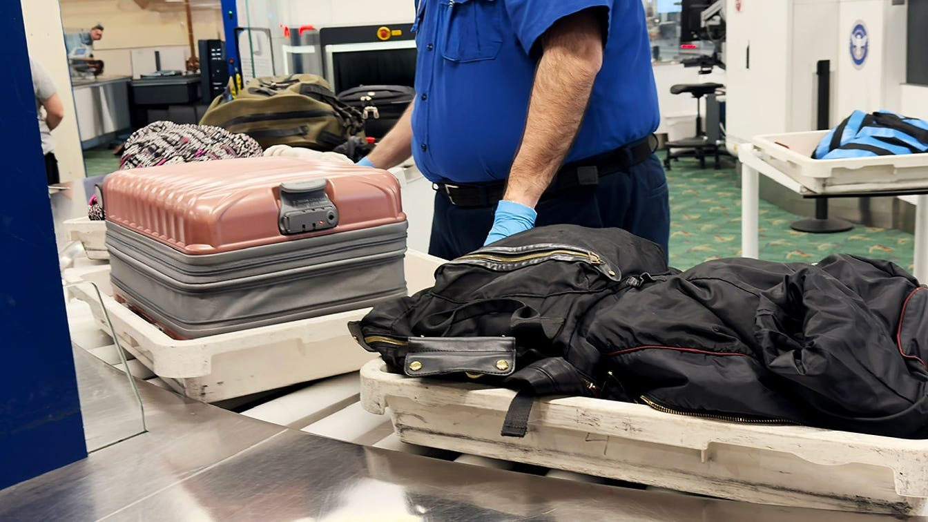 Raio-X no aeroporto expõe arma perigosa ilegalmente escondida na bagagem de mão do passageiro