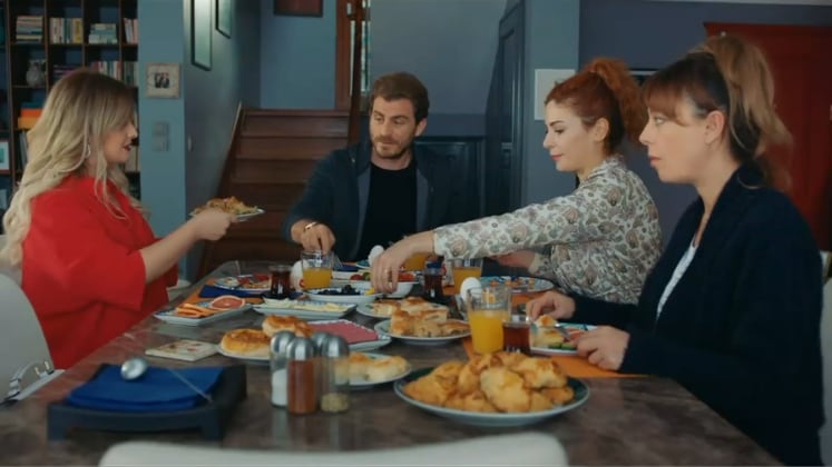 Hora da selfie! Derya, Derin e Volkan mostram parceria nos bastidores de Iludida